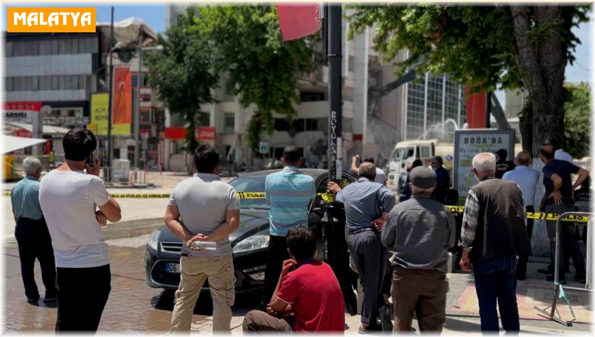 Ağır hasarlı binanın yıkılışını film izler gibi izliyorlar