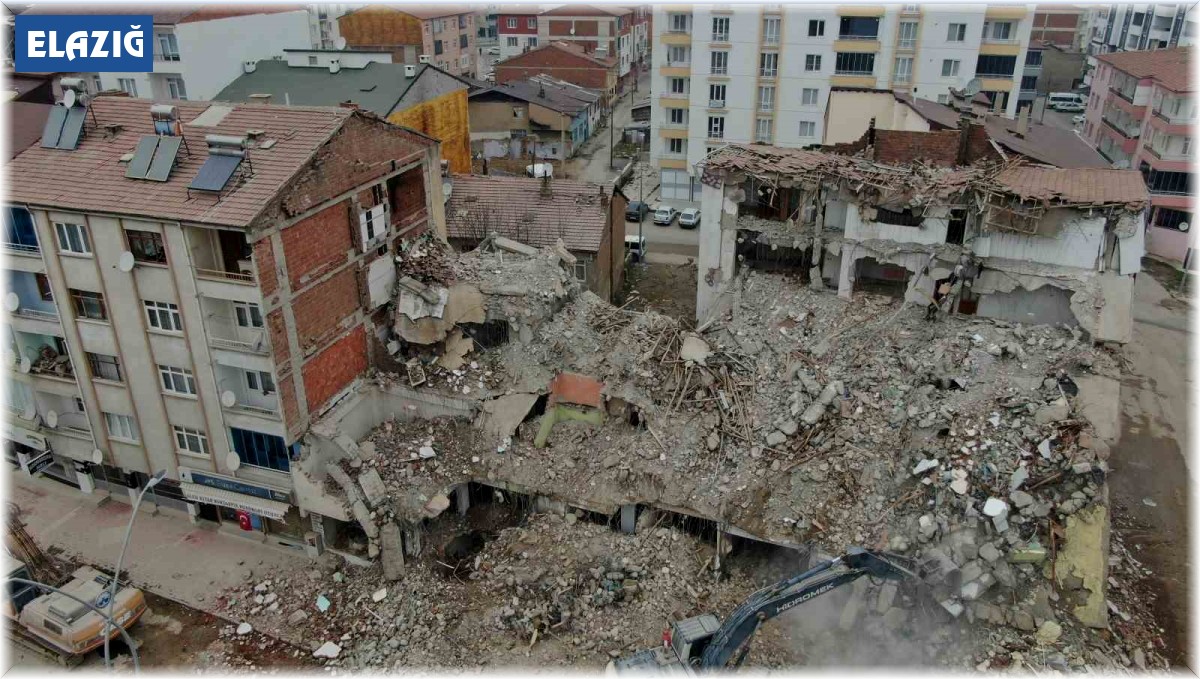 Ağır hasarlı binanın yıkım anı kamerada