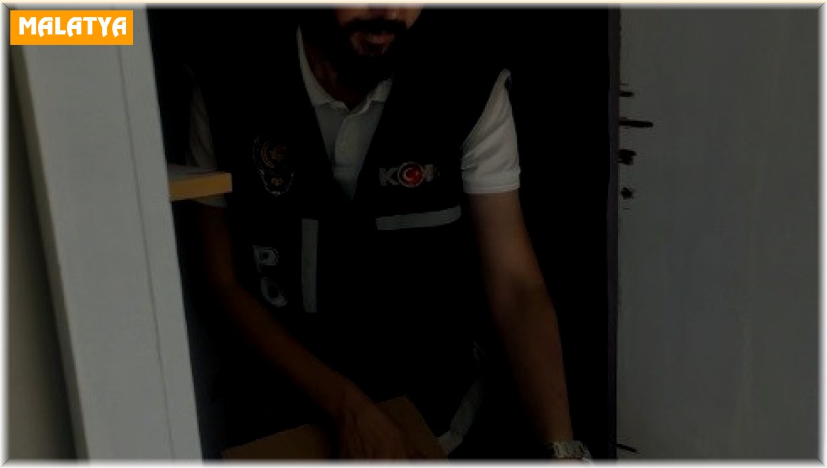 Ağır hasarlı evi kendilerine kamufle ettiler