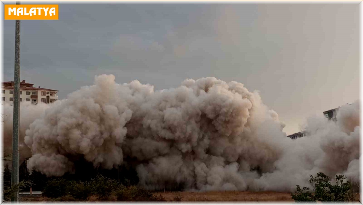 Ağır hasarlı iki blok 300 kilo patlayıcı kullanılarak yıkıldı