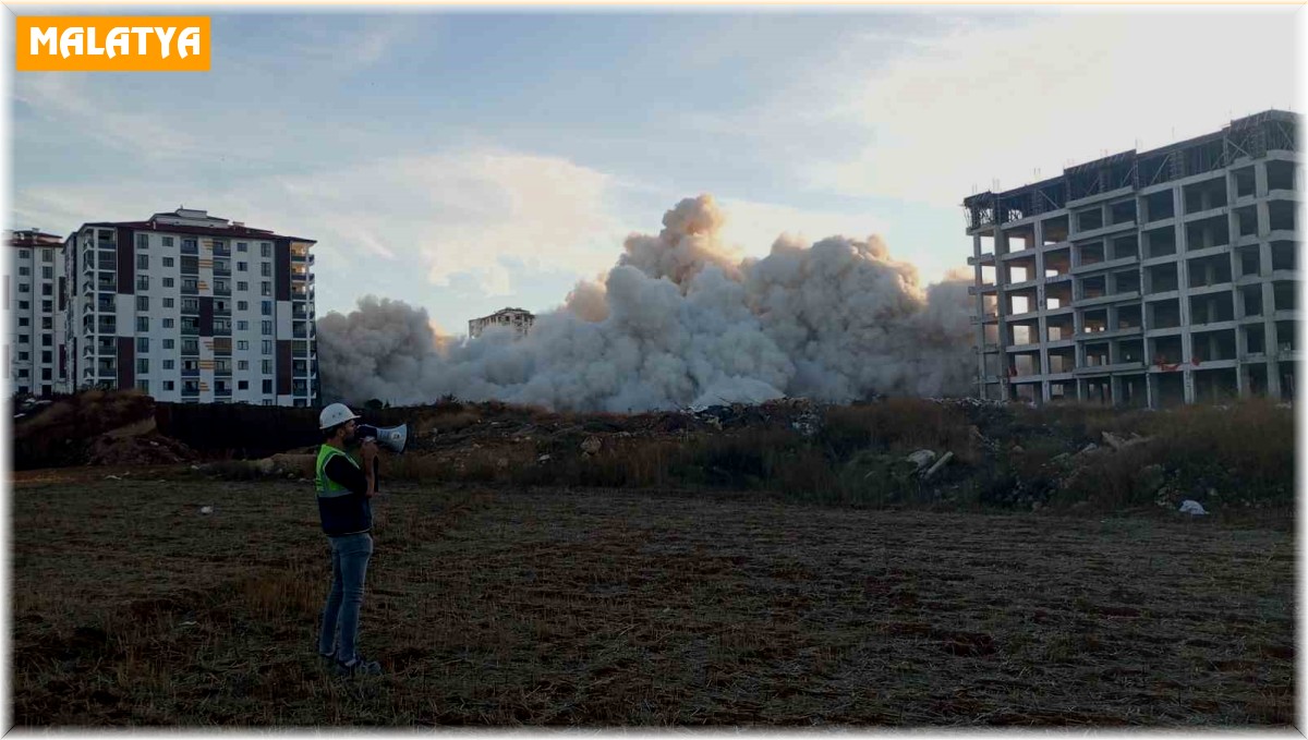 Ağır hasarlı iki blok saniyeler içerisinde yıkıldı