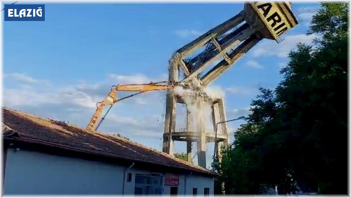 Ağır hasarlı su deposu, tek dokunuş ile yıkıldı