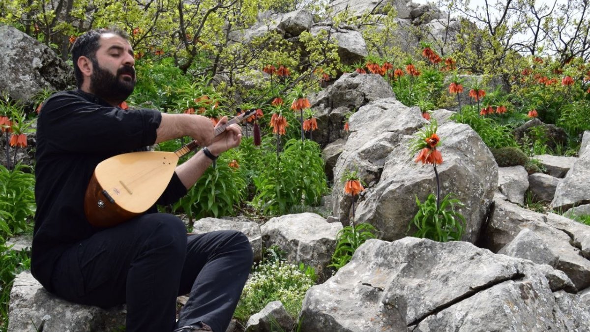 Ağlayan gelinlerin görsel şölenine sazı ve sözüyle eşlik etti