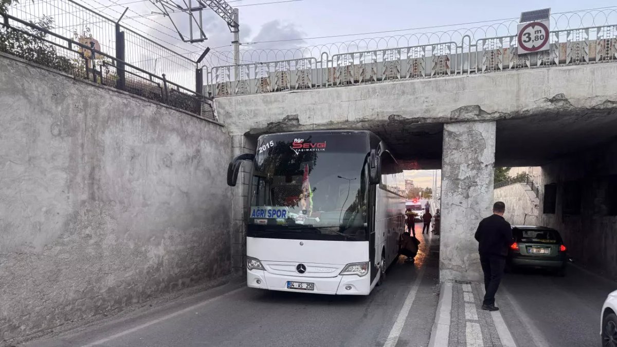 Ağrı 1970 SK takım otobüsü Kayseri'de alt geçitte sıkıştı