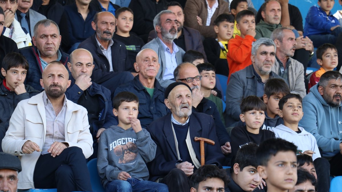 Ağrı 1970 Spor'un 85 yaşındaki taraftarı Selahattin Cur maçları torunlarıyla izliyor