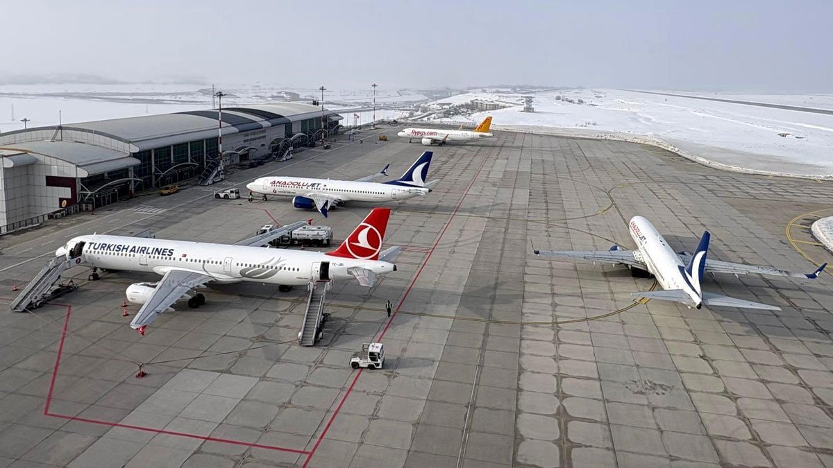 Ağrı Ahmed-i Hani Havalimanı'nda 4 Uçak Aynı Anda Hizmet Aldı, Zorlu Operasyon Başarıyla Tamamlandı