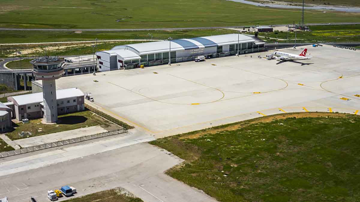 Ağrı Ahmed'i Hani Havalimanı'nda soğuk hava ve buzla mücadele sürüyor