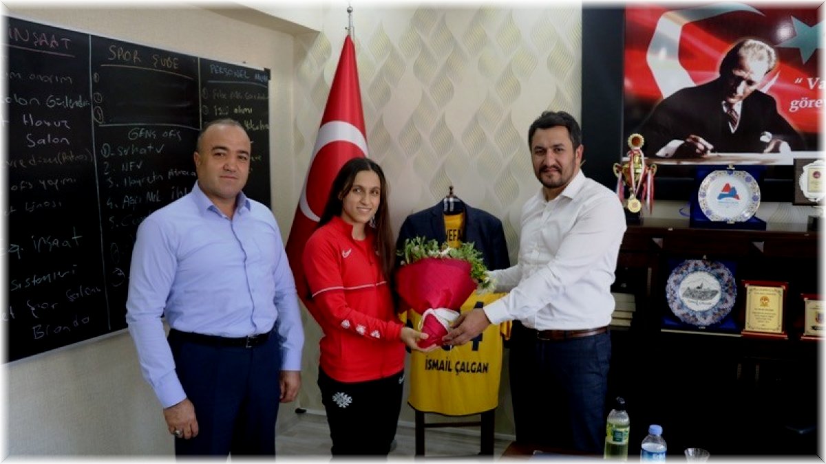 Ağrı, altın madalyalı sporcusu Kader Çelik’i çiçeklerle karşıladı