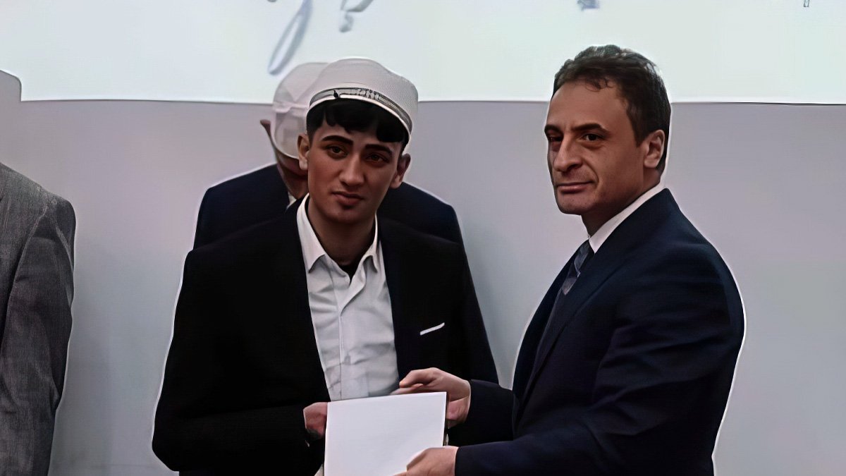 Ağrı Anadolu İmam Hatip Lisesi öğrencisi Abdullah Salih hafızlık yarışmasında bölge üçüncüsü oldu