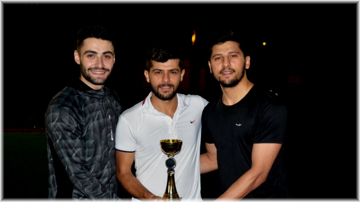 Ağrı Ayak Tenisi Turnuvası’nda Bozguncular şampiyon oldu