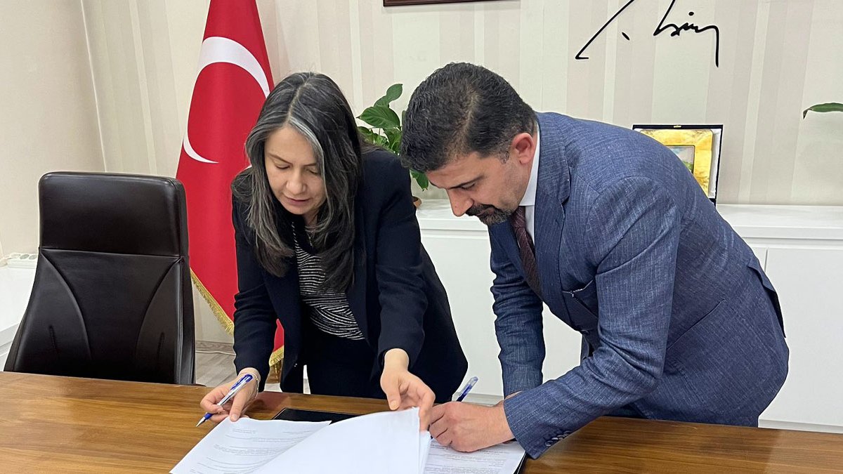 Ağrı Barosu ile Ağrı Belediyesi arasında adli yardım protokolü imzalandı