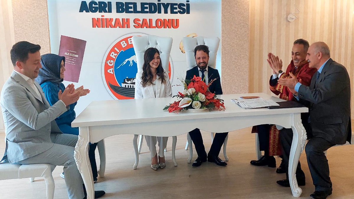 Ağrı Belediye Başkanı Karadoğan, İlk Kez Genç Öğretmen Çiftin Nikahını Kıydı