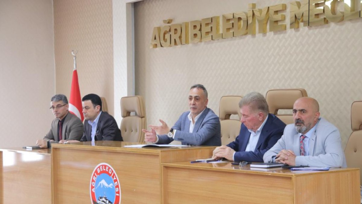 Ağrı Belediye Başkanı Metin Karadoğan, ilk toplantısında disiplin, verim ve temizlik hedefini öne çıkardı