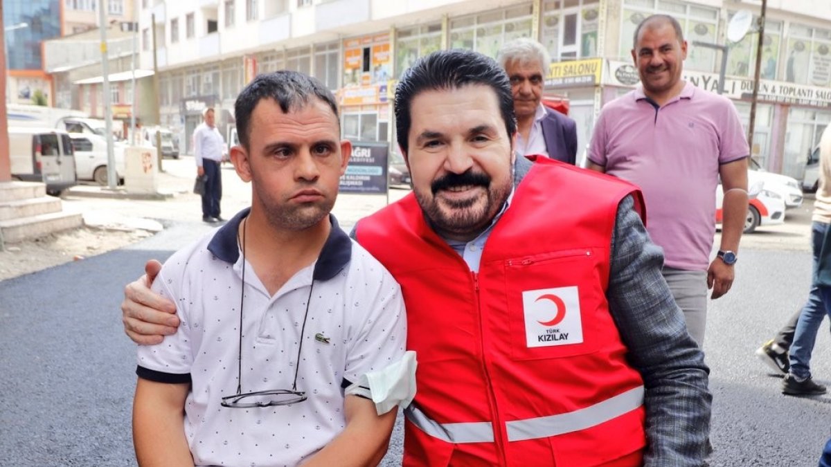 Ağrı Belediye Başkanı Sayan'dan down sendromlu vatandaşa bayram sürprizi