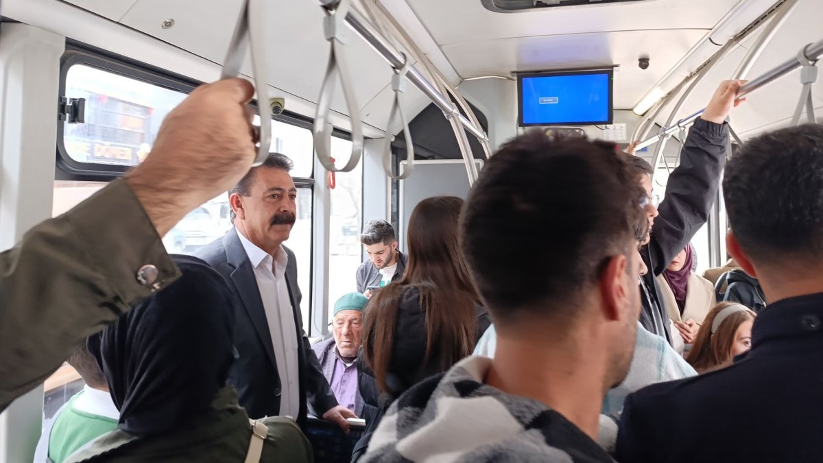 Ağrı Belediye Eş Başkanı Memet Akkuş, ilk mesaisine toplu ulaşım kullanarak başladı