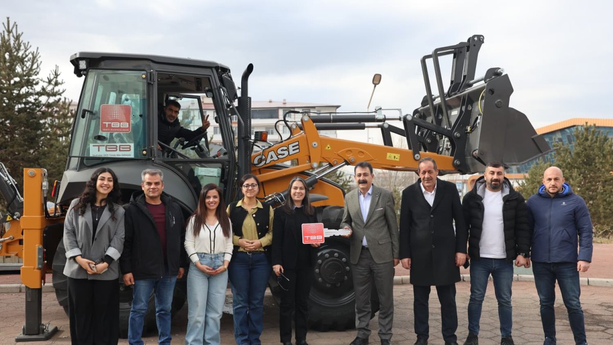 Ağrı Belediyesi Araç Filosuna Yeni Kazıyıcı-Yükleyici Ekledi