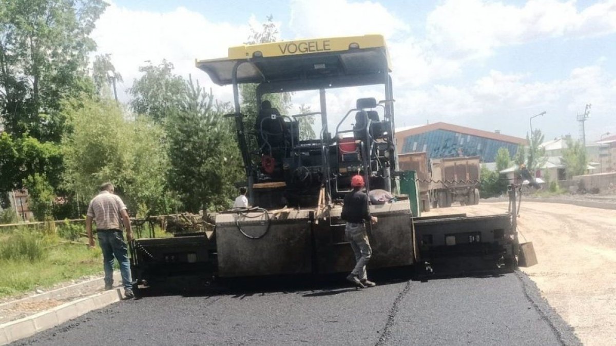 Ağrı Belediyesi asfalt serim çalışmalarını aralıksız sürdürüyor