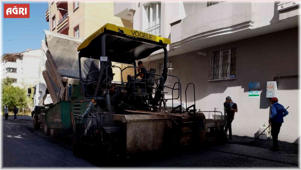 Ağrı Belediyesi, asfaltlama çalışmalarına devam ediyor