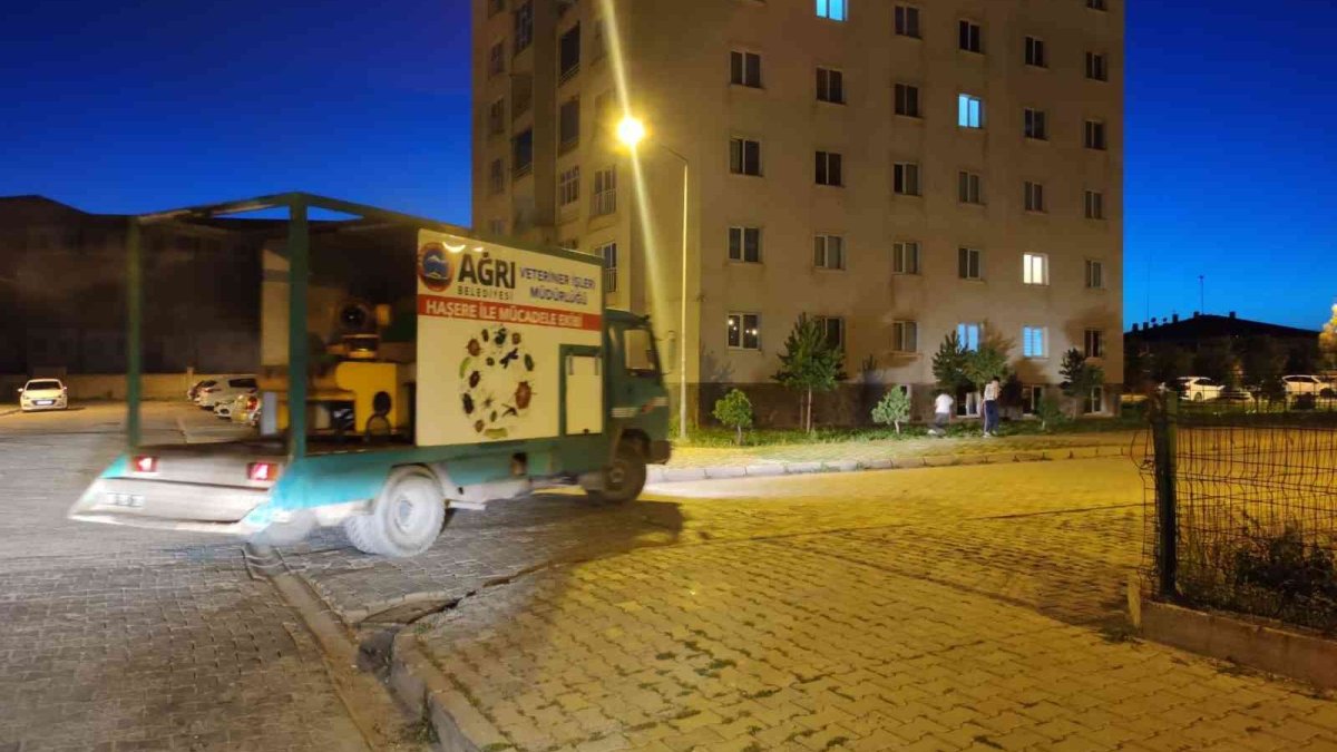 Ağrı Belediyesi ilaçlama çalışmalarını sürdürüyor