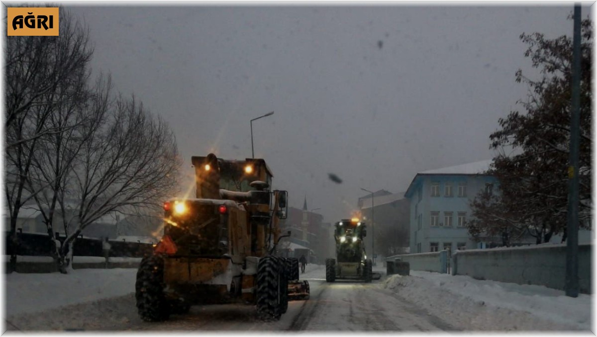 Ağrı Belediyesi kar çalışmalarını aralıksız sürdürüyor