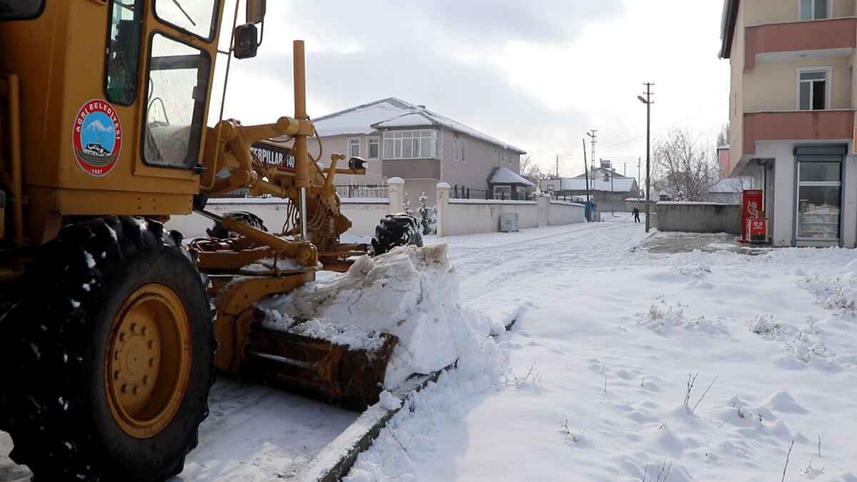 Ağrı Belediyesi karla mücadele çalışmalarına başladı