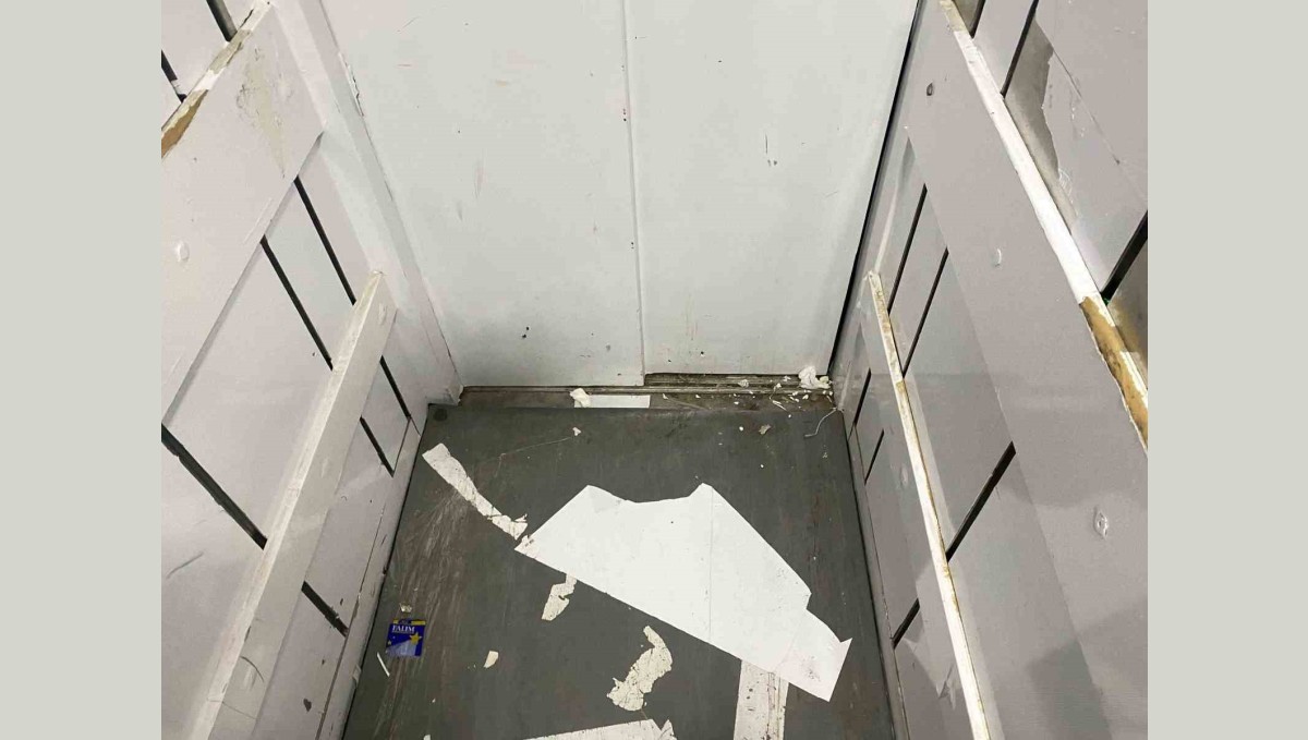 Ağrı Belediyesi'ndeki asansör tehlike saçıyor