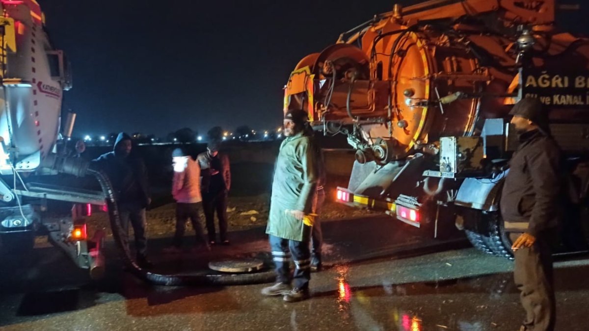 Ağrı Belediyesi Sağanak Yağışa Karşı Gece Boyunca Sahada Çalıştı