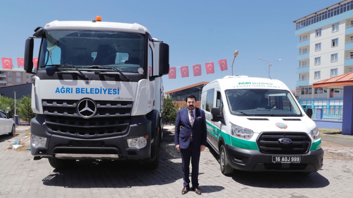 Ağrı Belediyesi’nden hizmet hamlesi: Altyapı için KUKA, cenaze hizmetleri için yeni araç