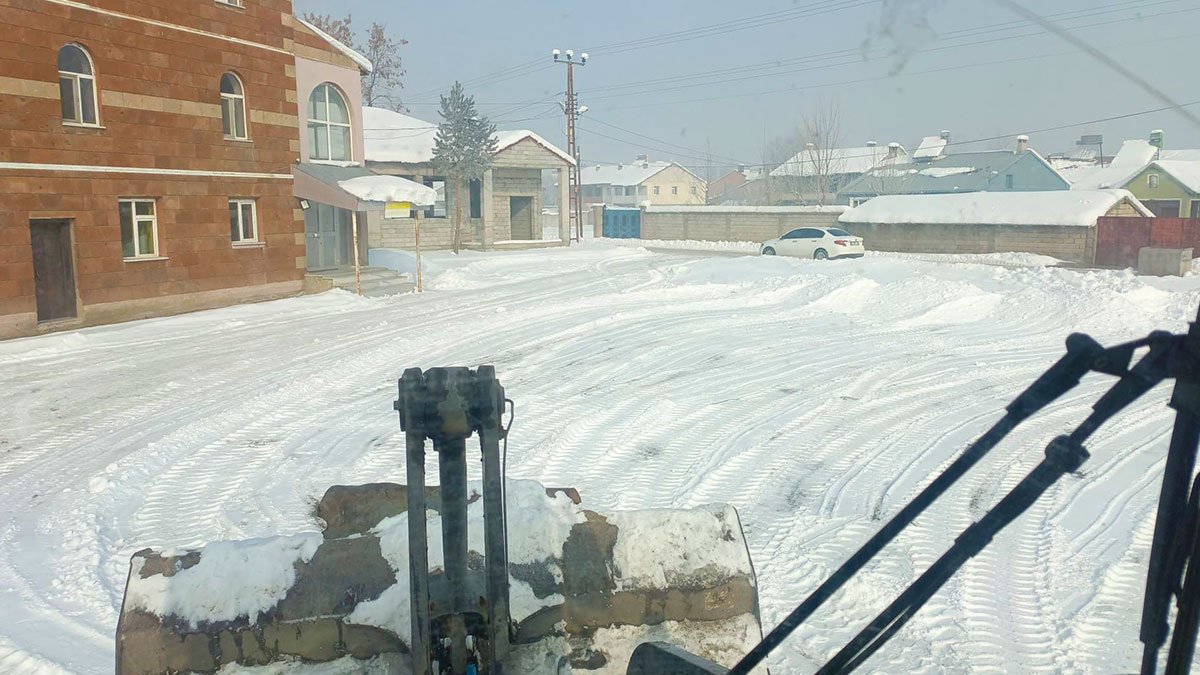 Ağrı Belediyesi’nden taziye evleri çevresinde kar temizleme çalışması
