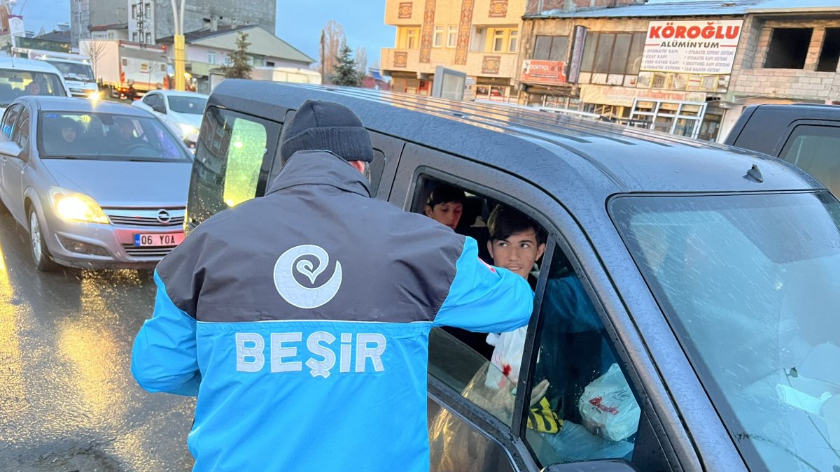 Ağrı Beşir Derneği, Ramazan Ayında Yolda Kalan Vatandaşlara İftarlık İkramda Bulundu