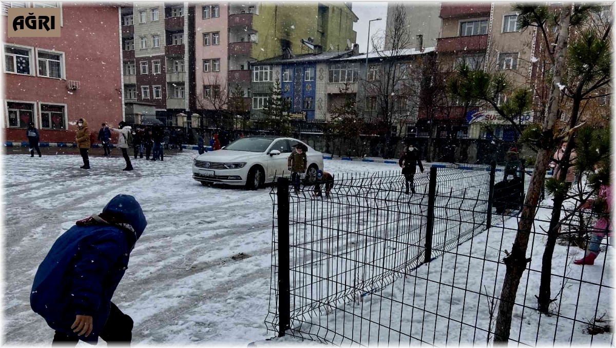 Ağrı beyaza büründü, karın tadını çocuklar çıkardı