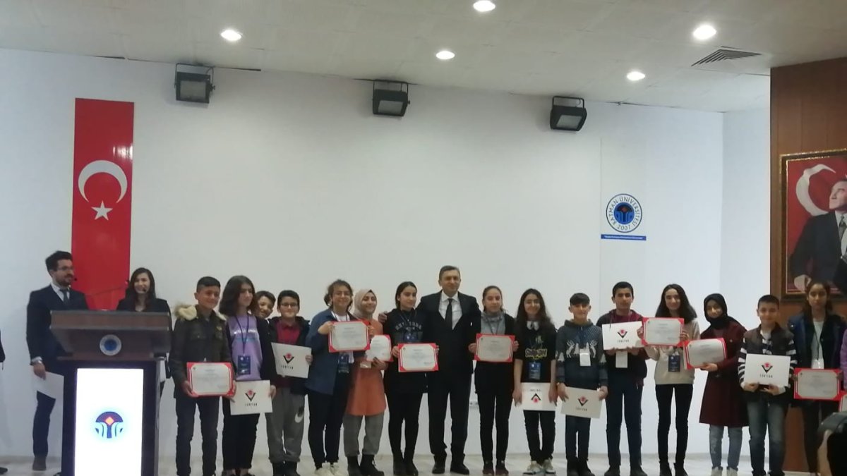 Ağrı Bilim ve Sanat Merkezi, TÜBİTAK Van Bölge Yarışması’nda tarih alanında birinci oldu