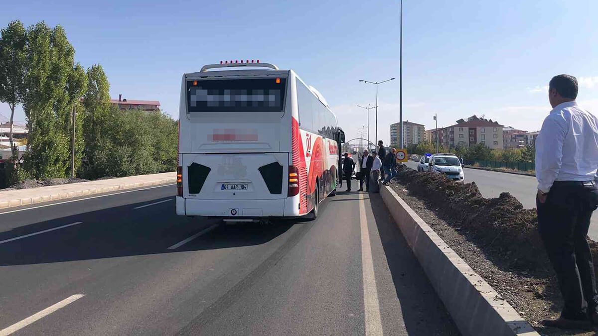 Ağrı çevre yolunda kaza; 20 yaşındaki genç yoğun bakımda