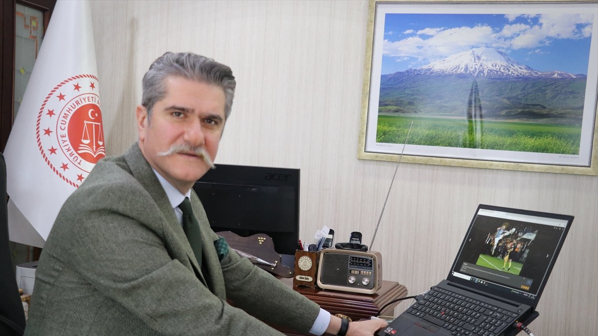 Ağrı Cumhuriyet Başsavcısı Adem Çalış, AA'nın Yılın Kareleri Oylamasında Tercihlerini Yaptı