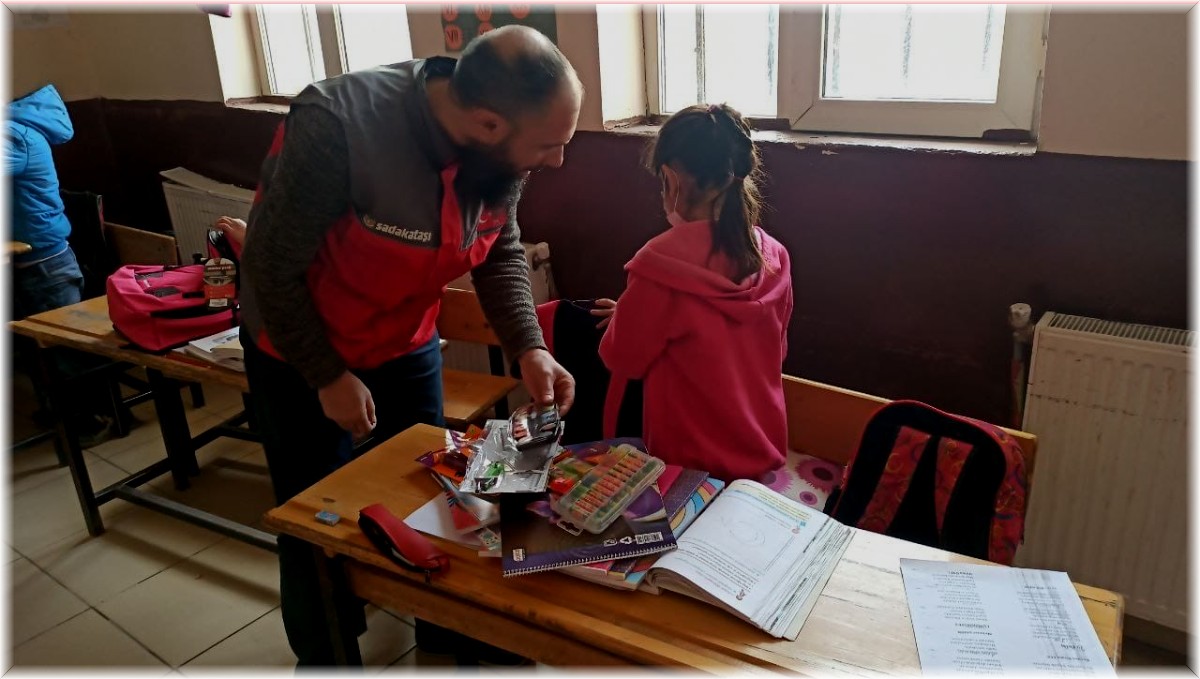 Ağrı'da 130 öğrenciye çanta ve kırtasiye malzemesi dağıtıldı