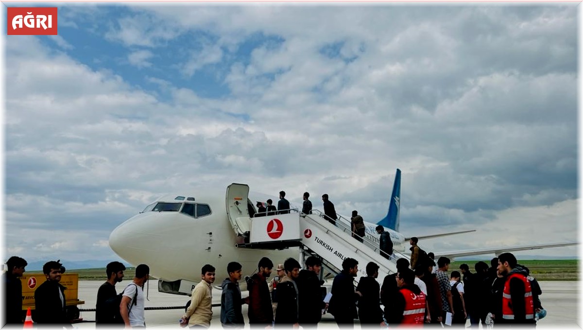 Ağrı'da 136 Afgan göçmen, ülkelerine gönderildi