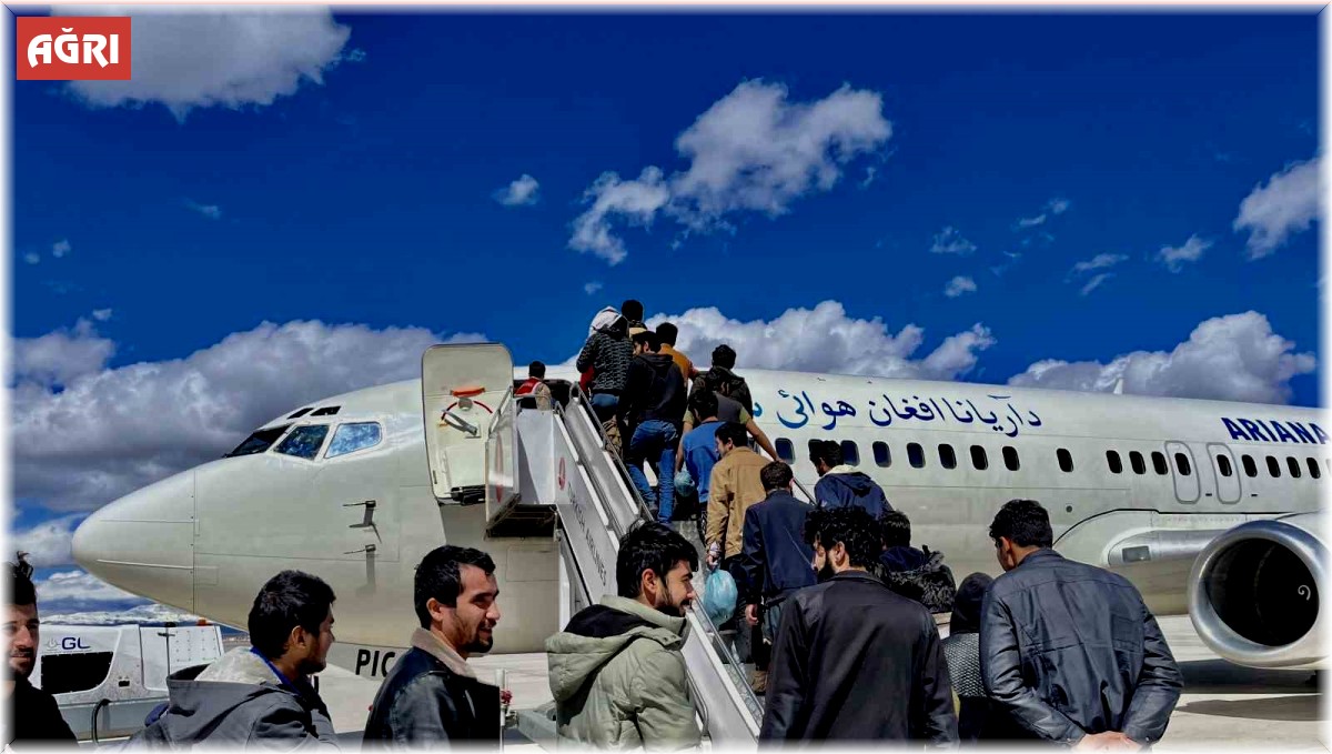 Ağrı'da 138 Afgan göçmen sınır dışı edildi
