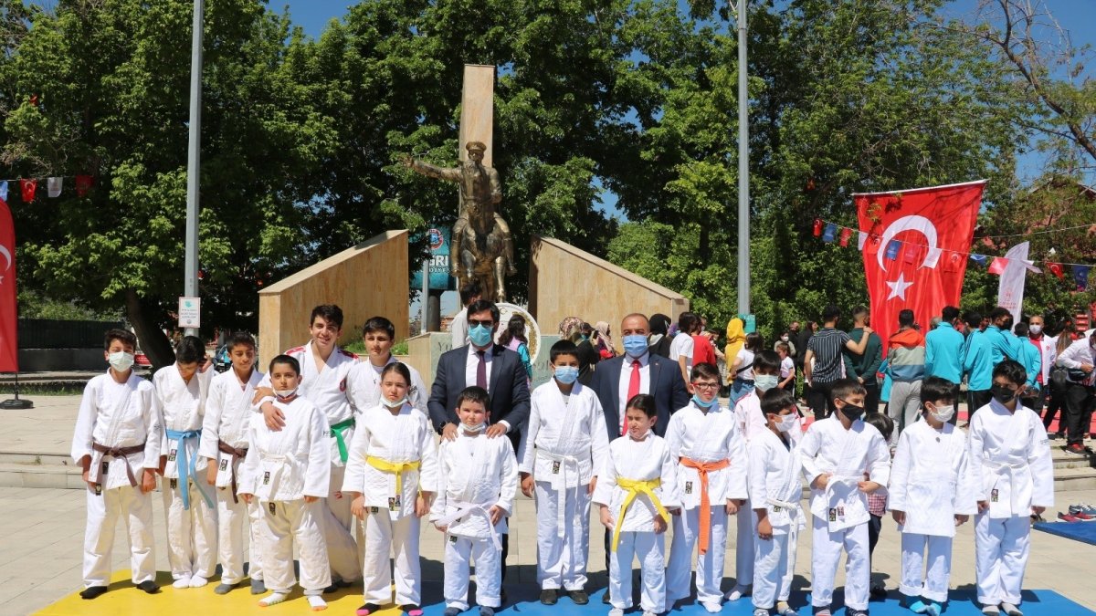 Ağrı'da 19 Mayıs Atatürk'ü Anma, Gençlik ve Spor Bayramı kutlandı