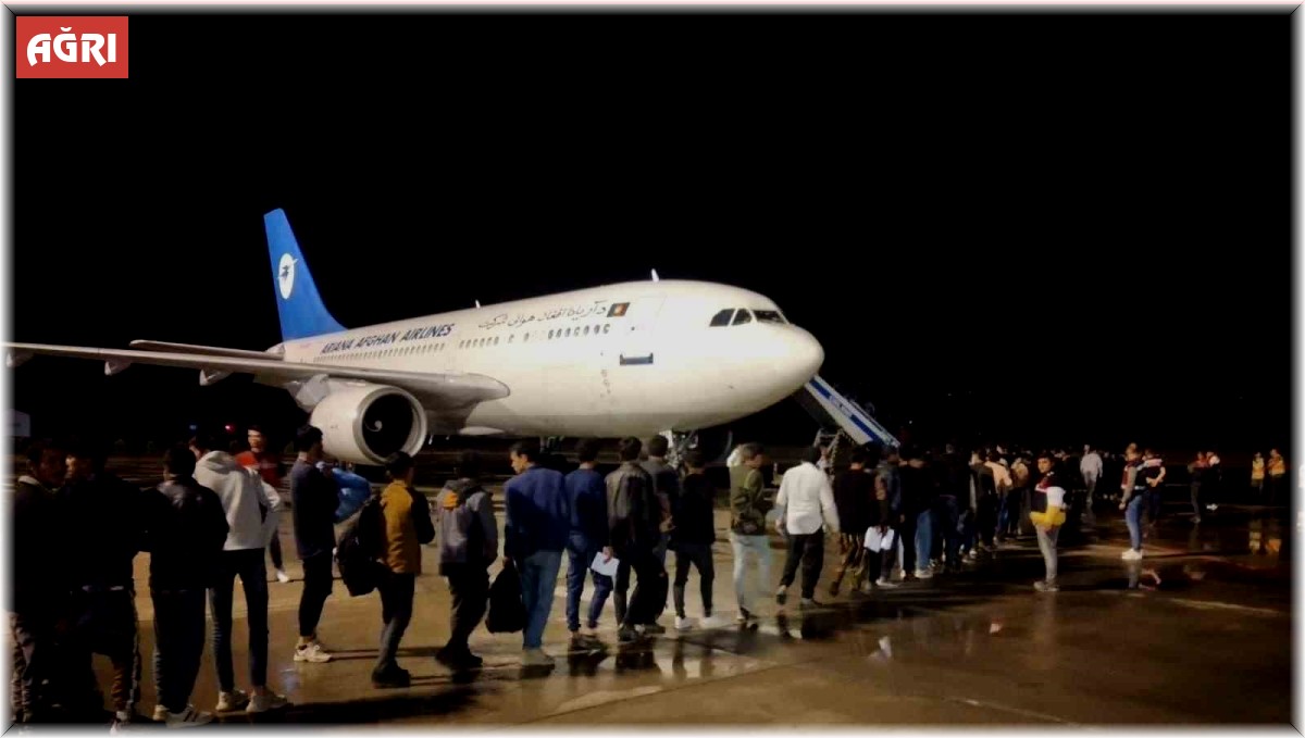 Ağrı'da 229 Afgan göçmen ülkelerine gönderildi