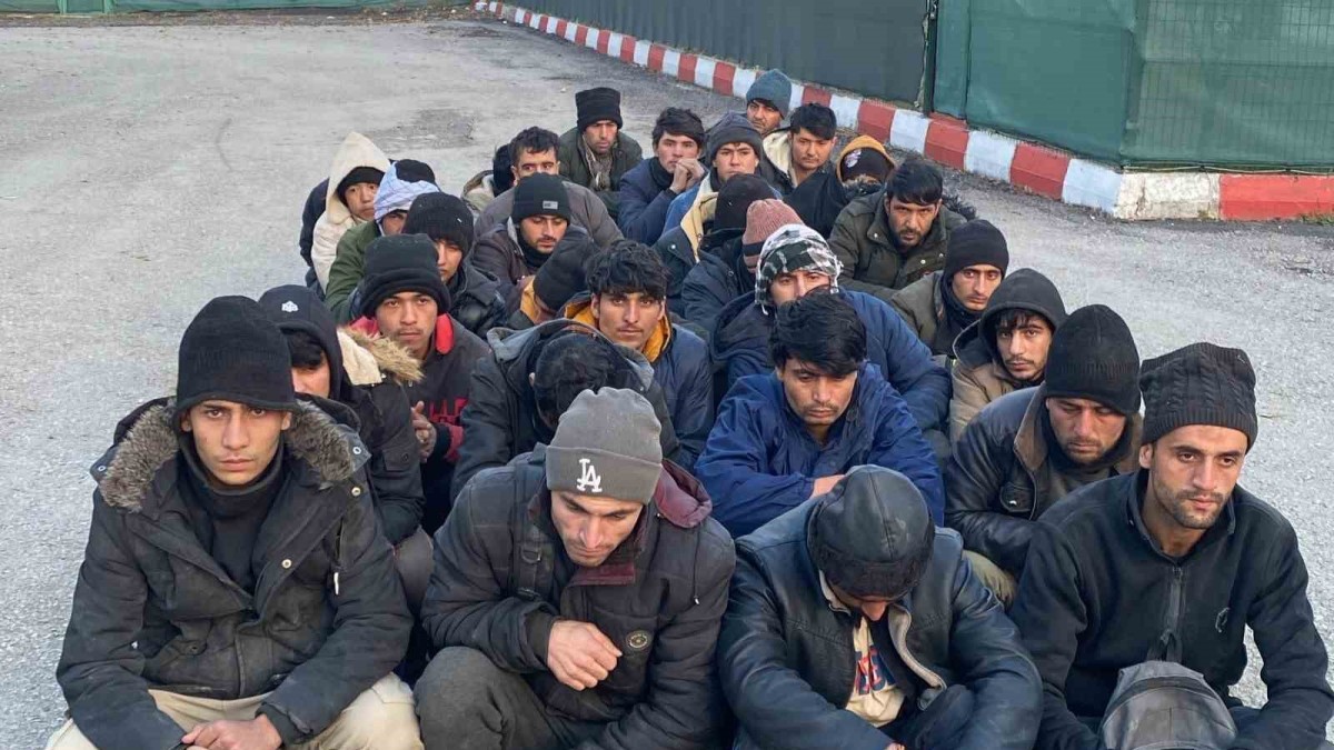 Ağrı'da 29 Afganistan ve 1 Pakistanlı kaçak yakalandı