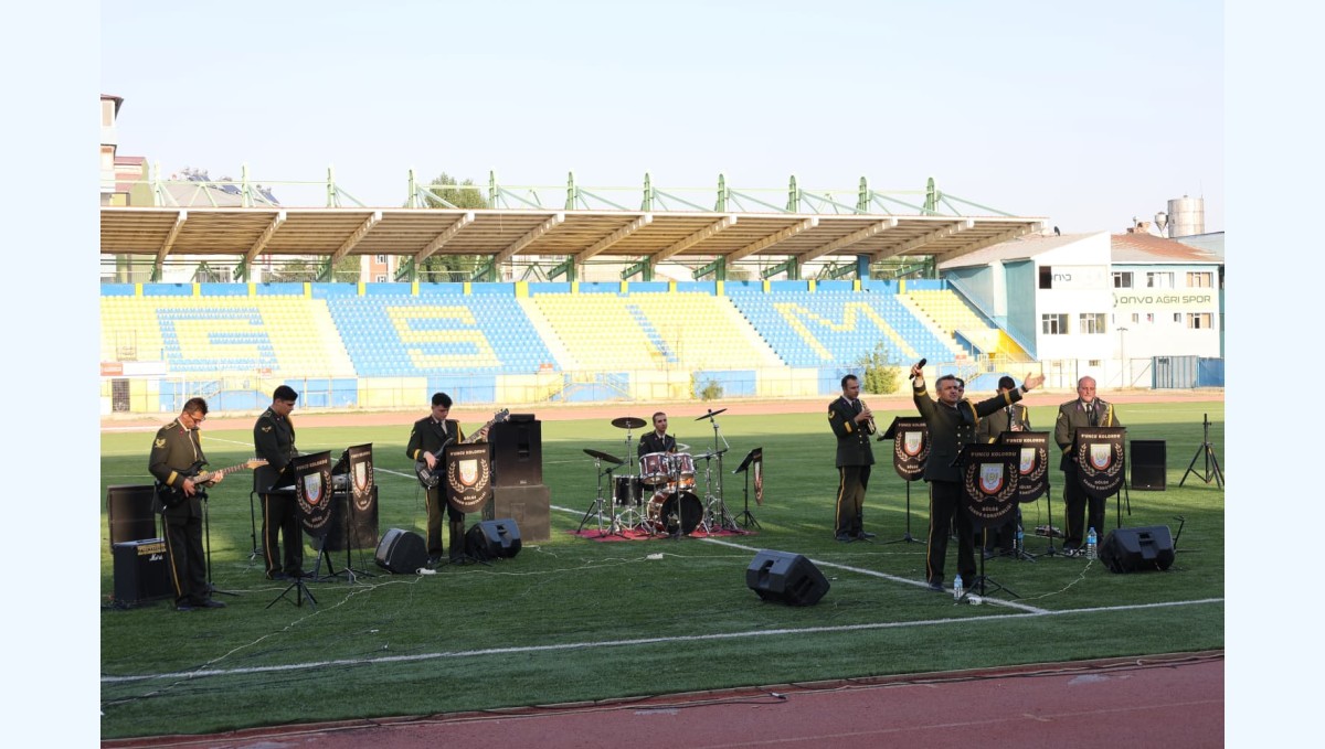 Ağrı'da 30 Ağustos Coşkusu Askerî Bando Konseriyle Yaşandı