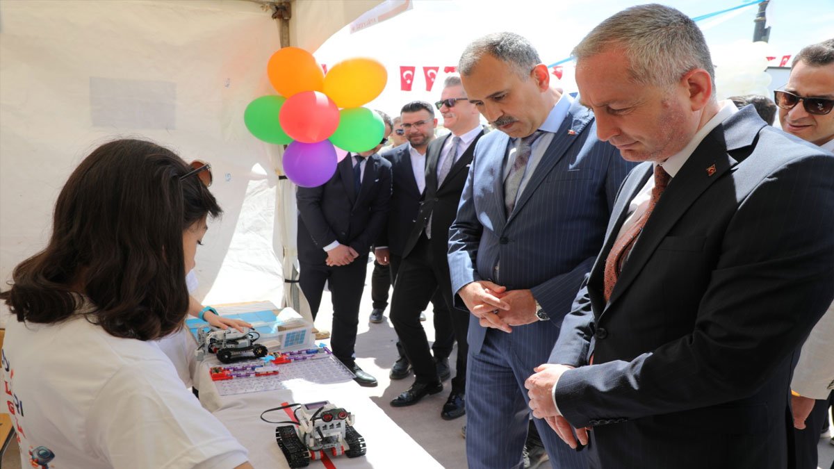 Ağrı'da 300'den fazla etkinlik ve 50 bilim atölyesiyle bilim şenliği başladı