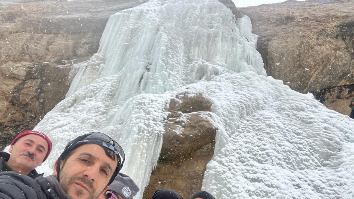 Ağrı'da 33 metre yükseklikteki şelale dondu