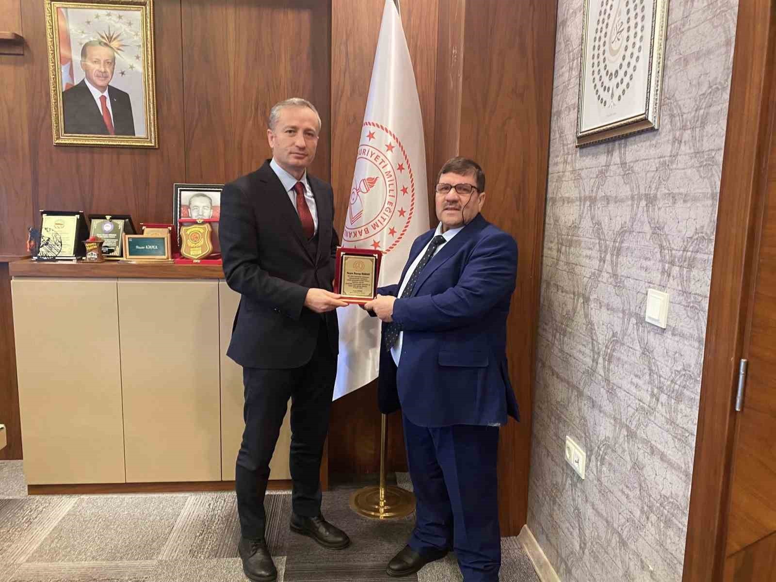 Ağrı'da 45 yıl boyunca binlerce öğrenci yetiştiren Recep Kasar emekliye ayrıldı