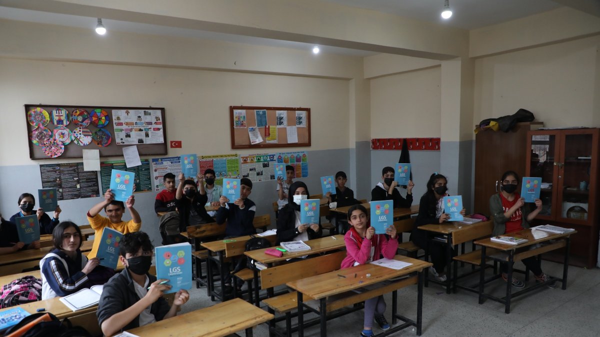 Ağrı'da 78 bin 711 yardımcı kaynak kitap paketi öğrencilere dağıtıldı