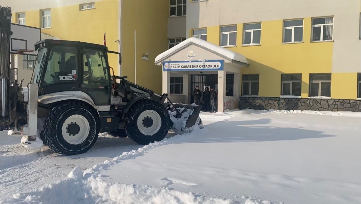 Ağrı'da 90 okul ve kamu kurumunda kar temizleme çalışması