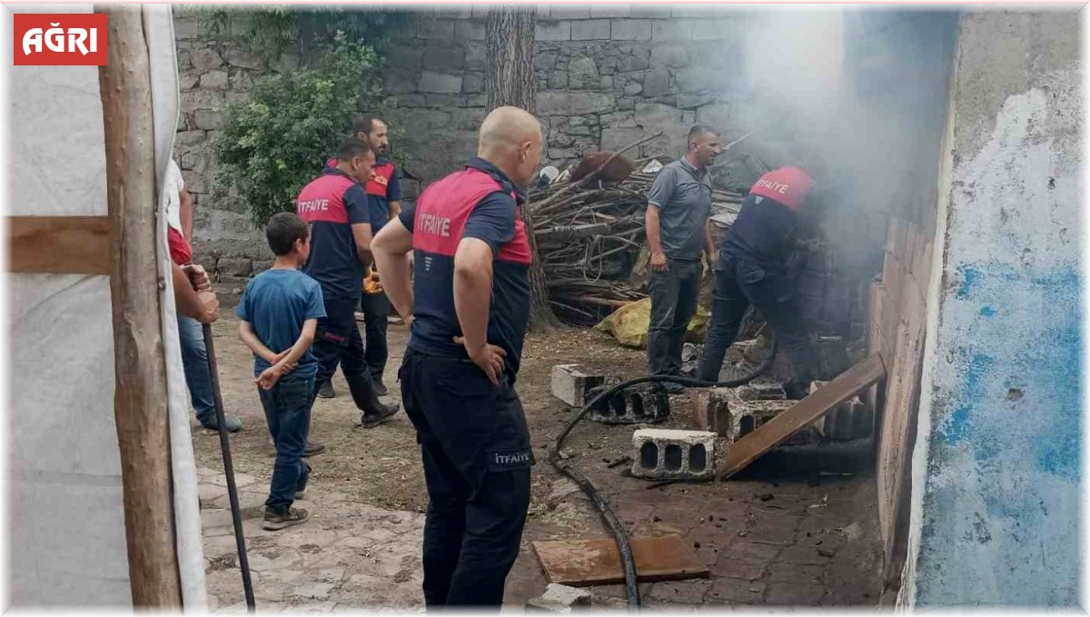 Ağrı'da ahırda çıkan yangın korkuttu