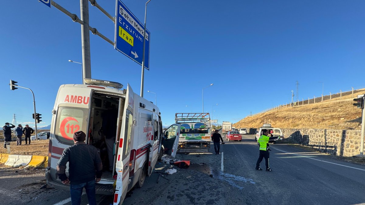 Ağrı'da ambulans kamyonetle çarpıştı: 2'si ağır 7 yaralı