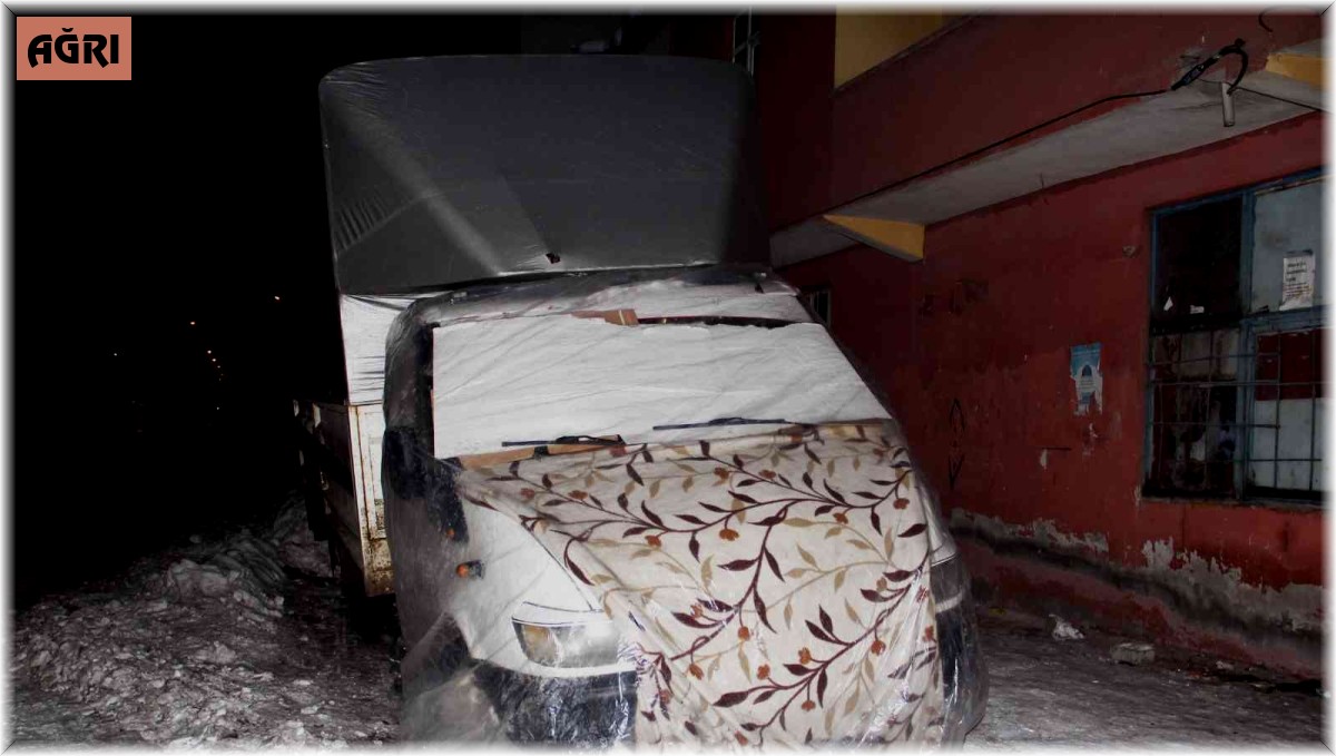 Ağrı'da araçlara naylon ve battaniye ile koruma