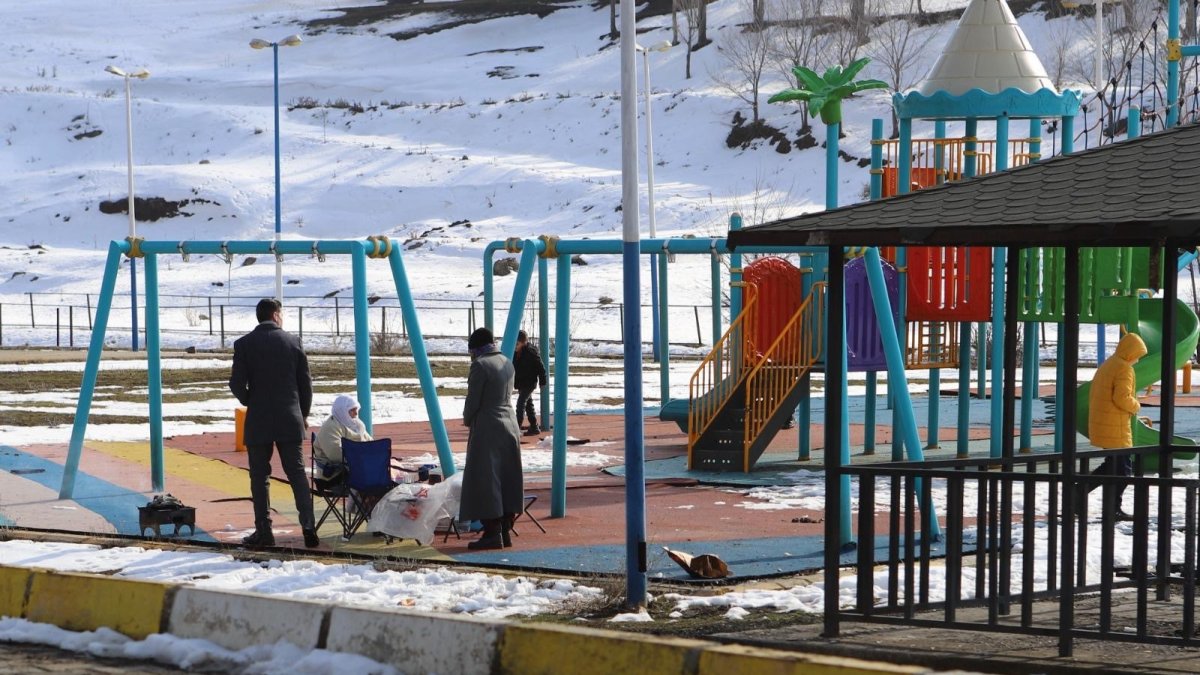 Ağrı'da bahar havası etkili oldu, vatandaşlar pikniğe koştu